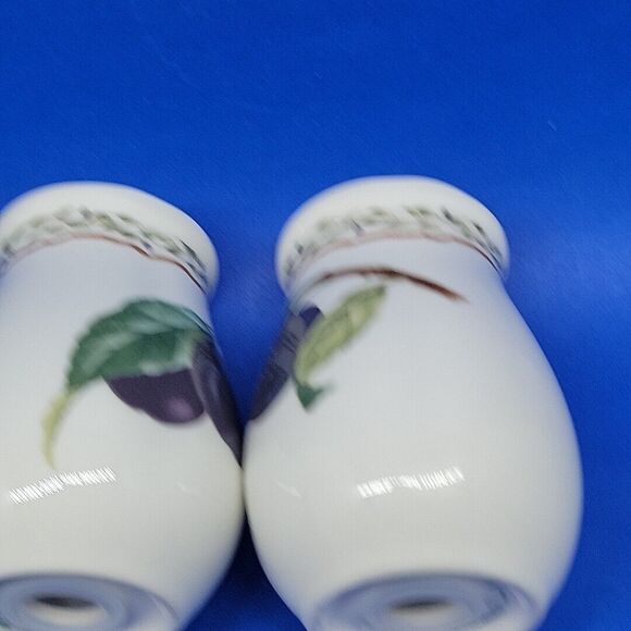 Noritake Gourmet Harvest 4" X 2 1/2" Salt & Pepper Shaker Excellent Condition - Picture 4 of 6